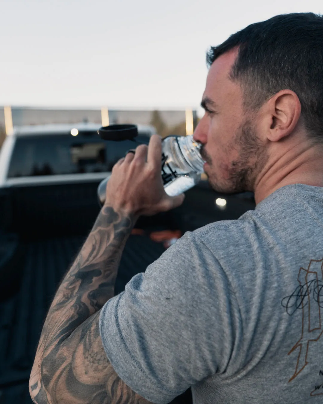 MANTRA TEE - GREY