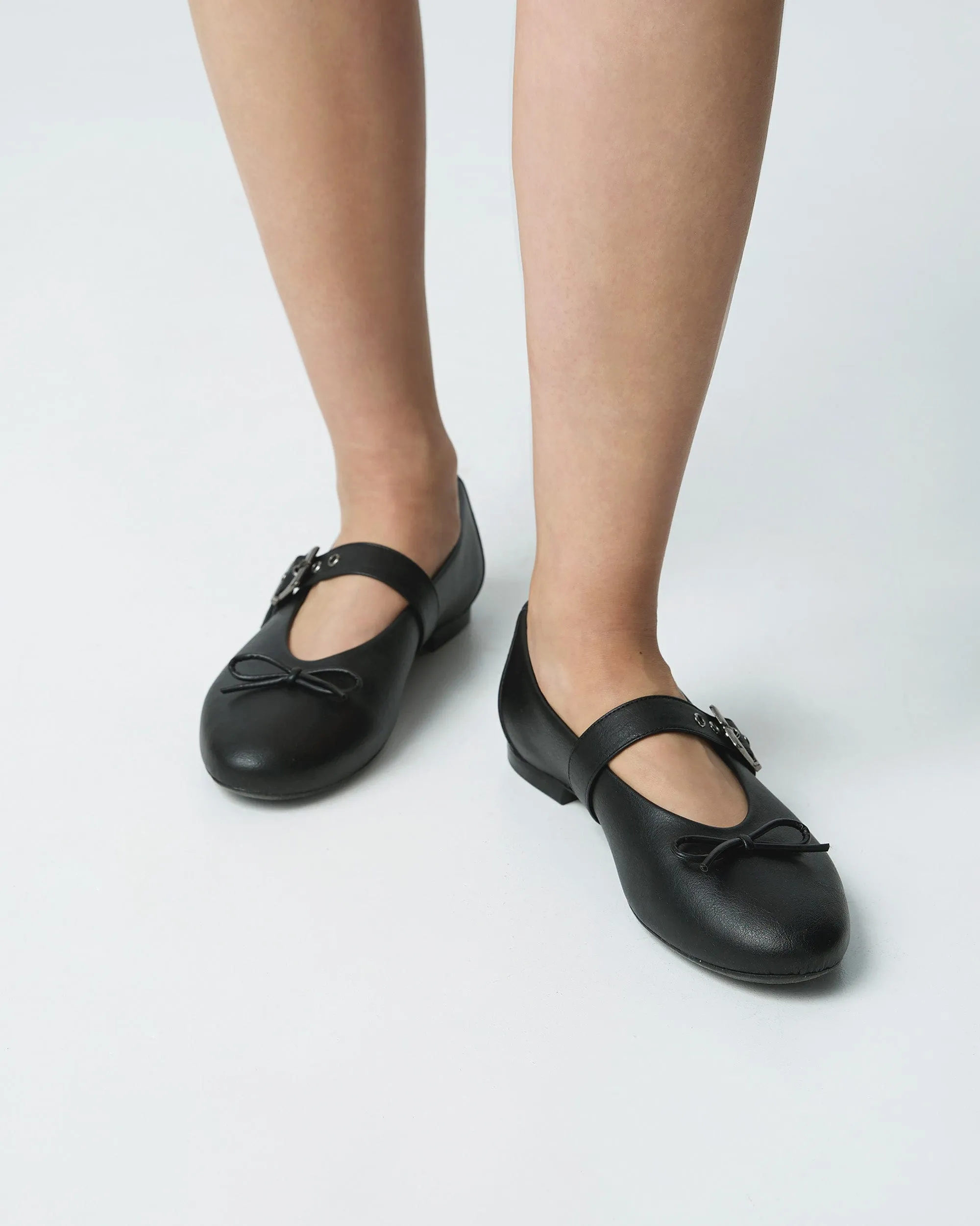 Mara Women's Vegea? Grape Leather Bow Pumps | Black