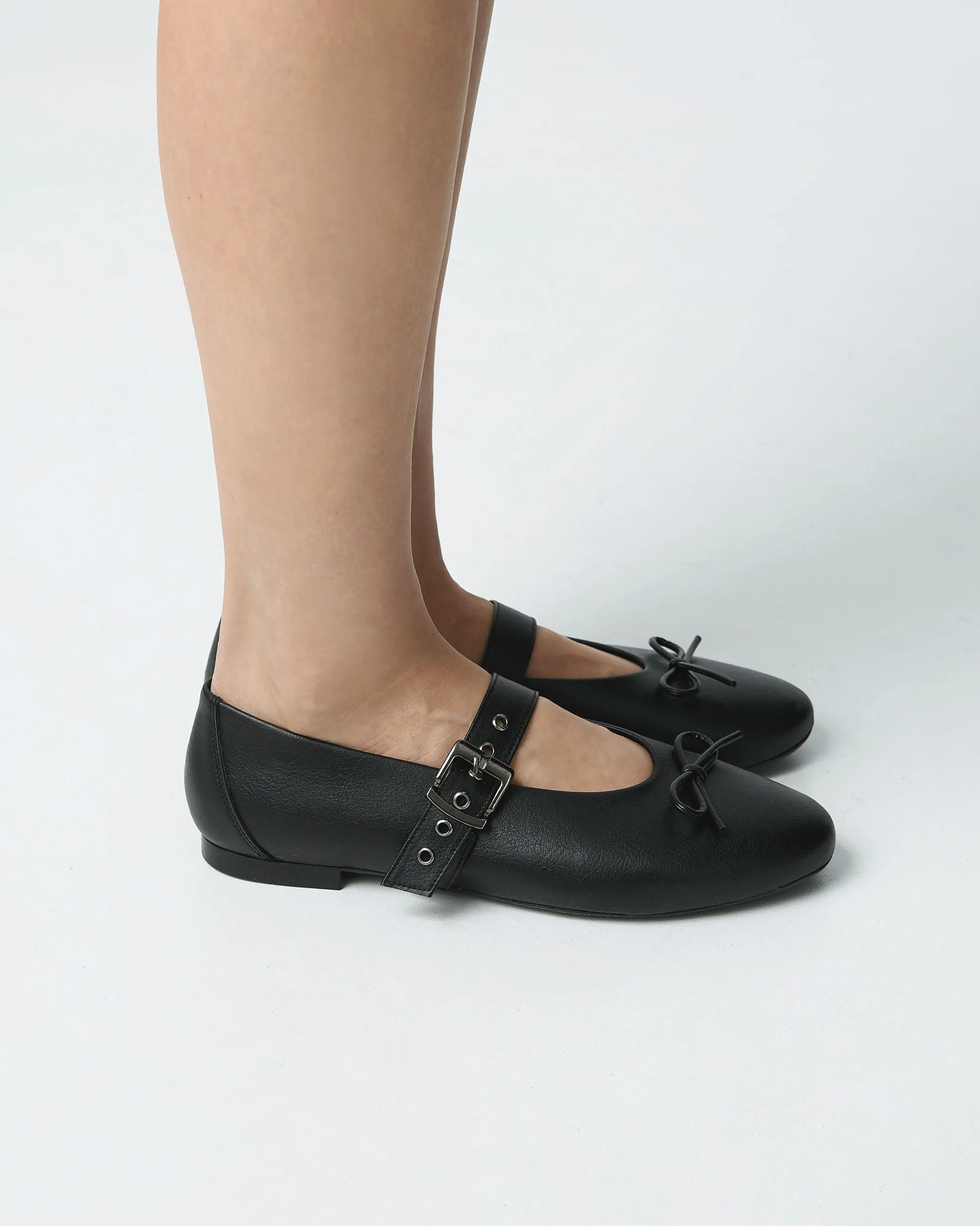 Mara Women's Vegea? Grape Leather Bow Pumps | Black